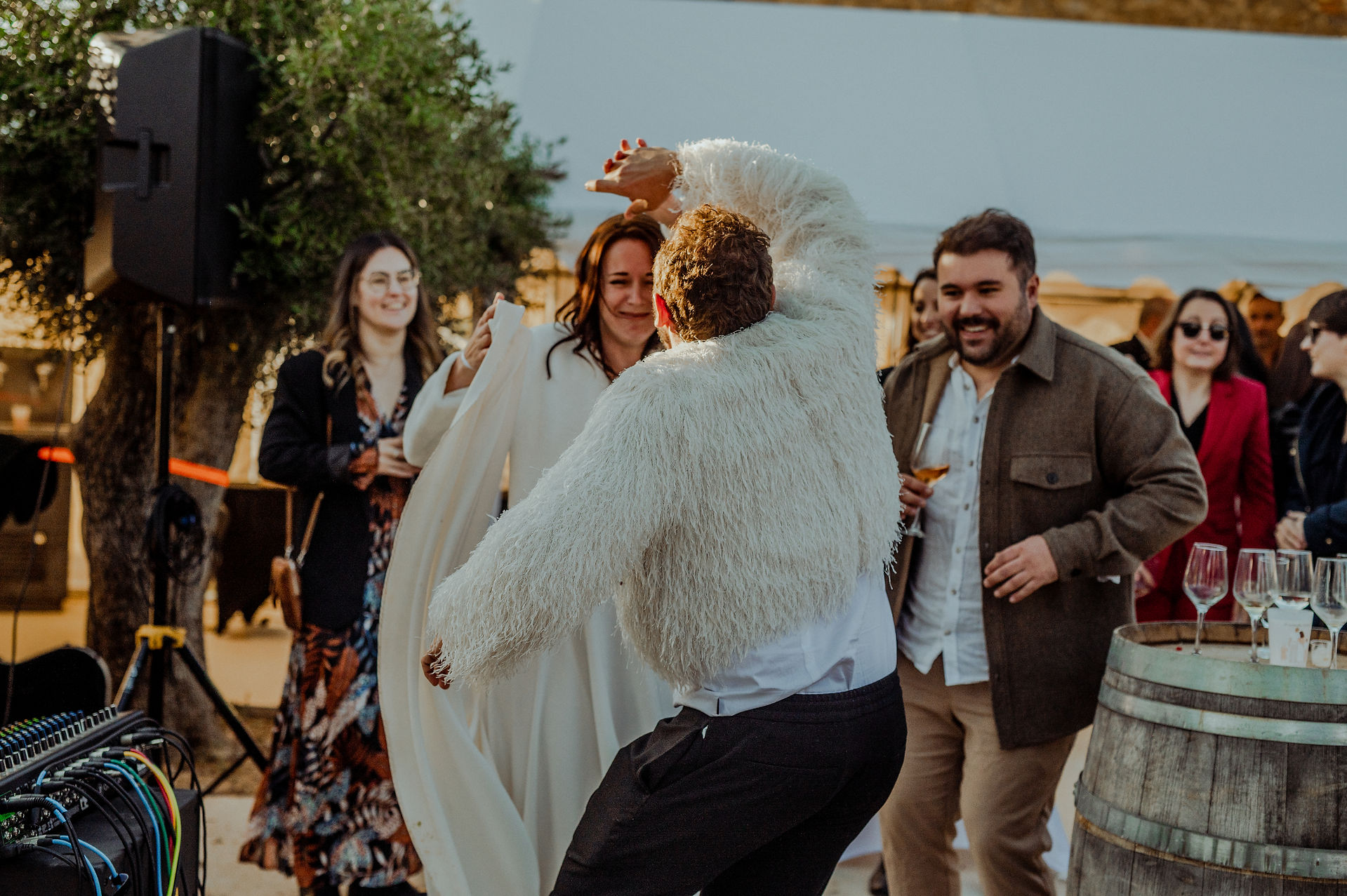 photographie mariage sur le vif, photographe de mariage aude, photographie vin d'honneur mariage