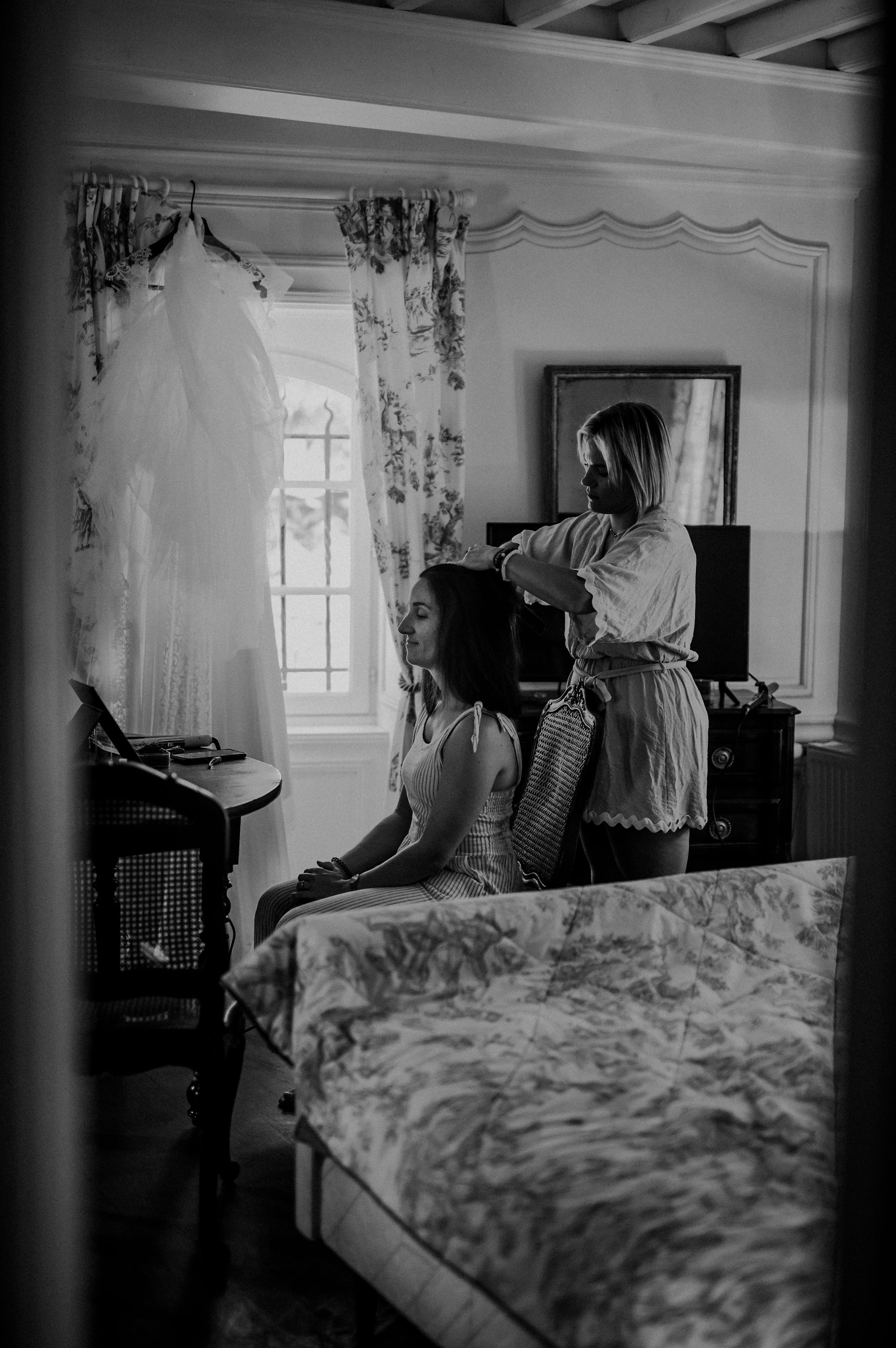 Préparatifs mariée, photo de mariage noir et blanc, l'atelier by laurie coiffeuse, mariage chateau de cas, photographe de mariage toulouse