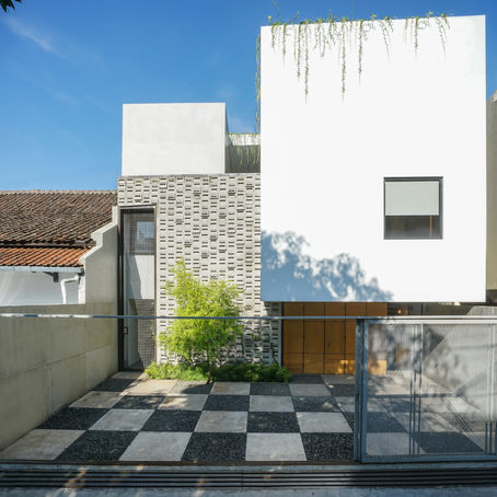 Fitted House / Bahtera Associates