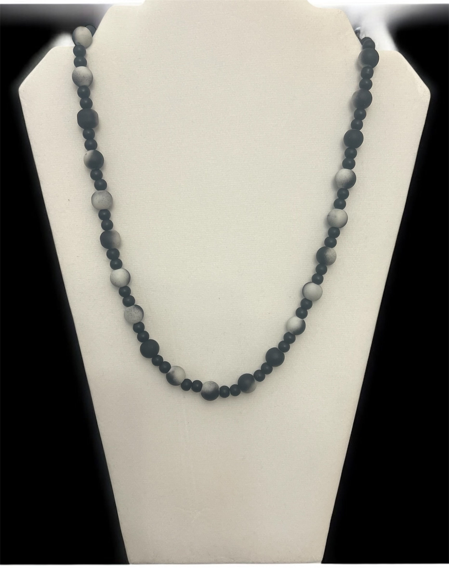 Handsome Strong Black & White Necklace 