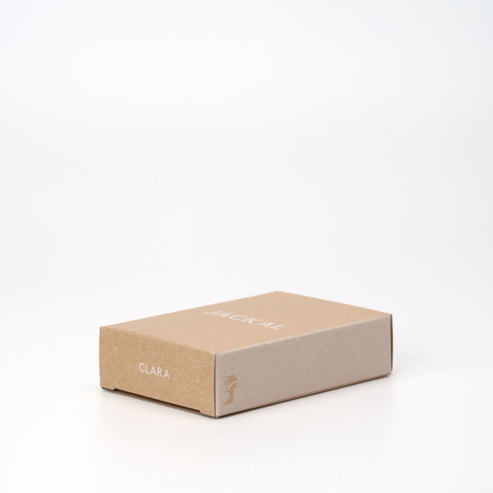 CLARA Desk Calendar 2026 パッケージ側面