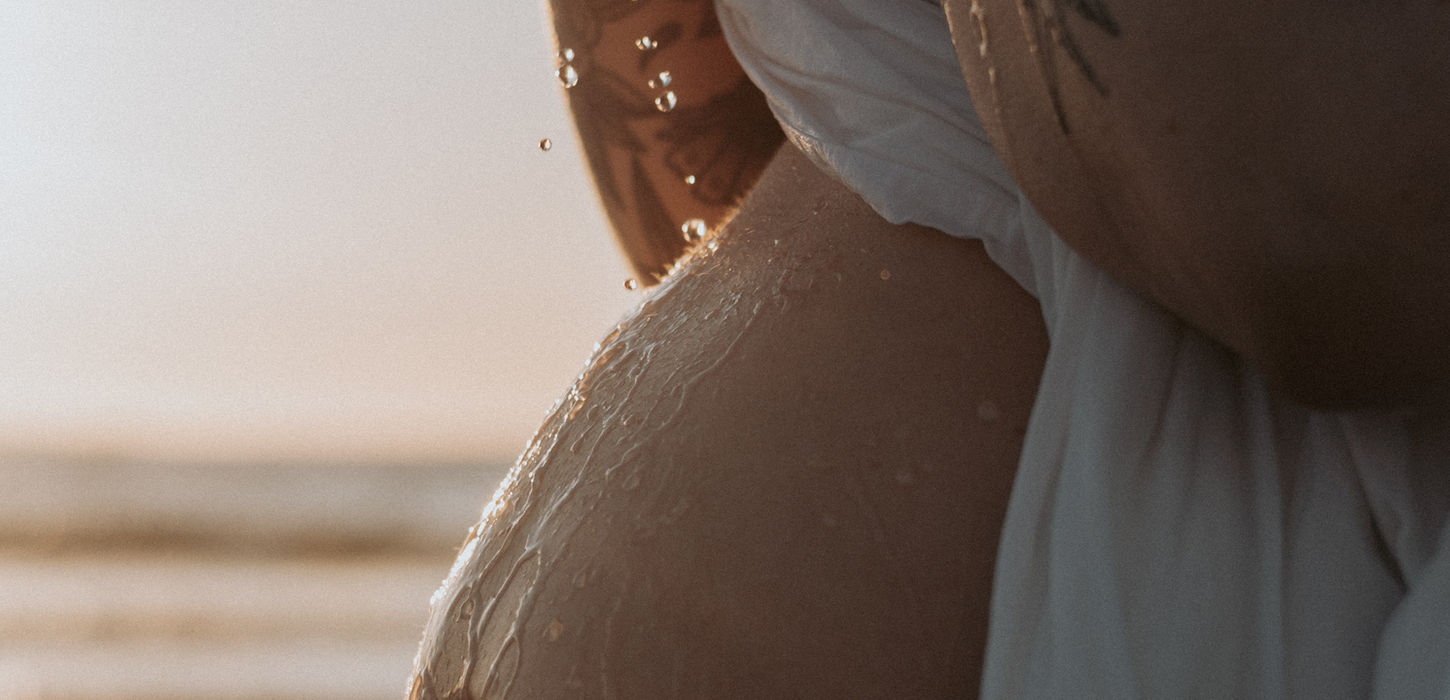 raskausvatsa-ilta-auringossa-vesiroiskeet