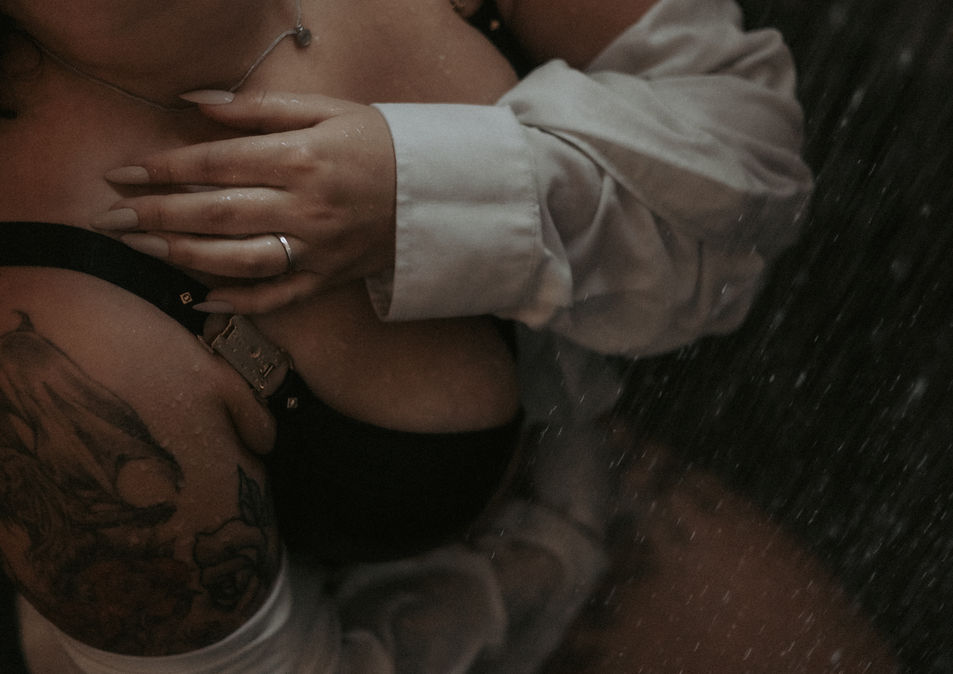 kädet-kauluspaita-alusvaatteet-kylpyhuone-suihku