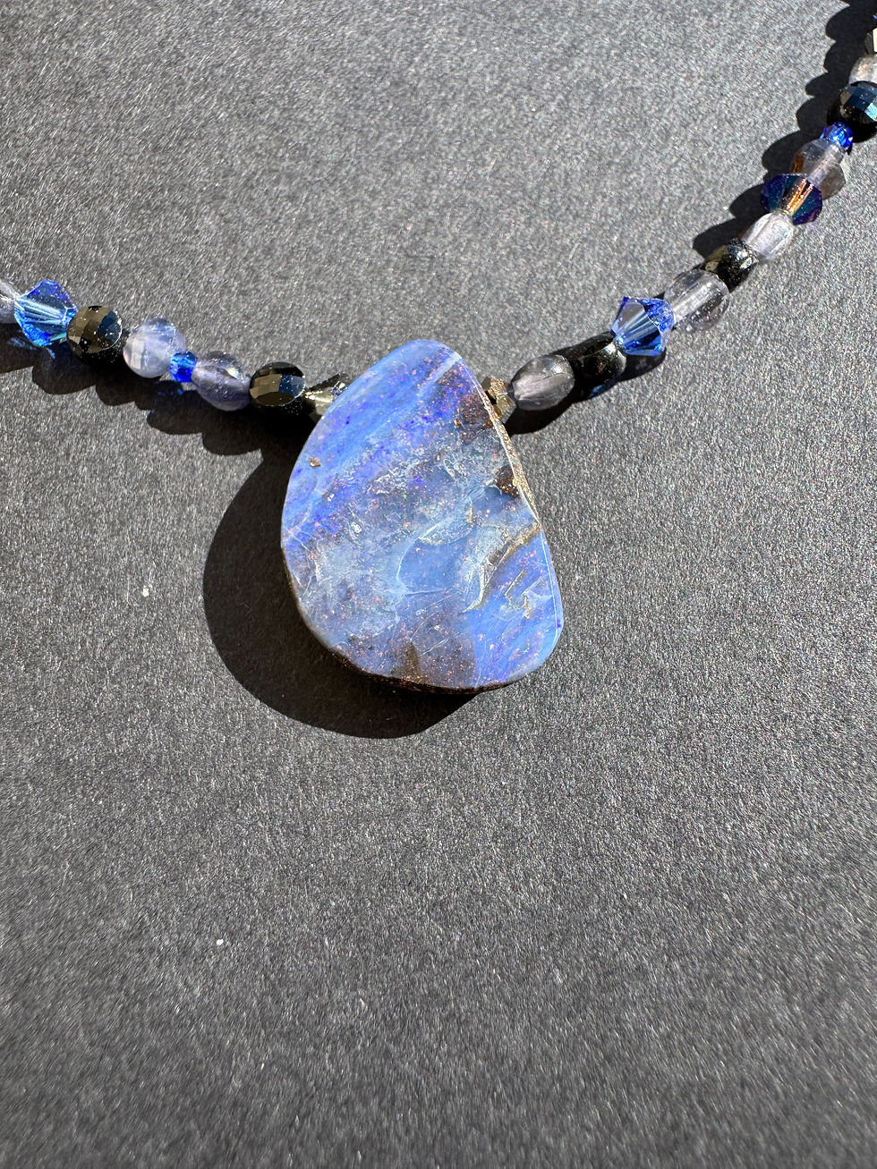 Miniature : Collier Opale Boulder, spinelle, iolite  