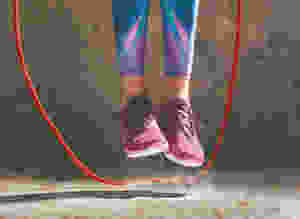 Tyttö-hyppii-hyppynarulla