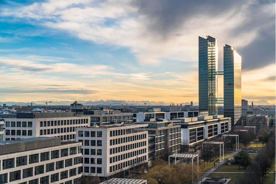 Blick über einen Geschäftsdistrikt in München bei Sonnenuntergang