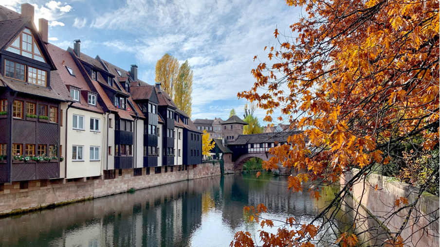 Wohnhäuser und mittelalterliche Brücke an einem Kanal in Nürnberg