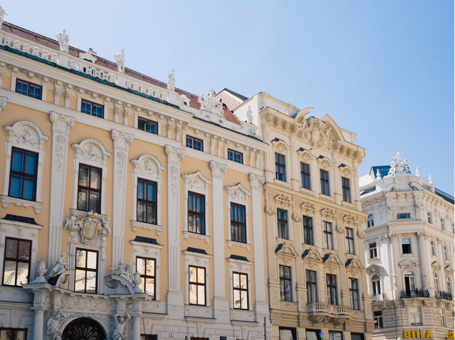 Außenansicht einer klassizistischen Fassade in Wien