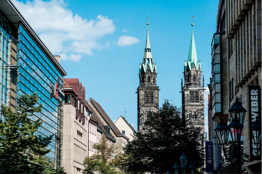 Kirchtürme neben modernen Gebäuden in Nürnberg