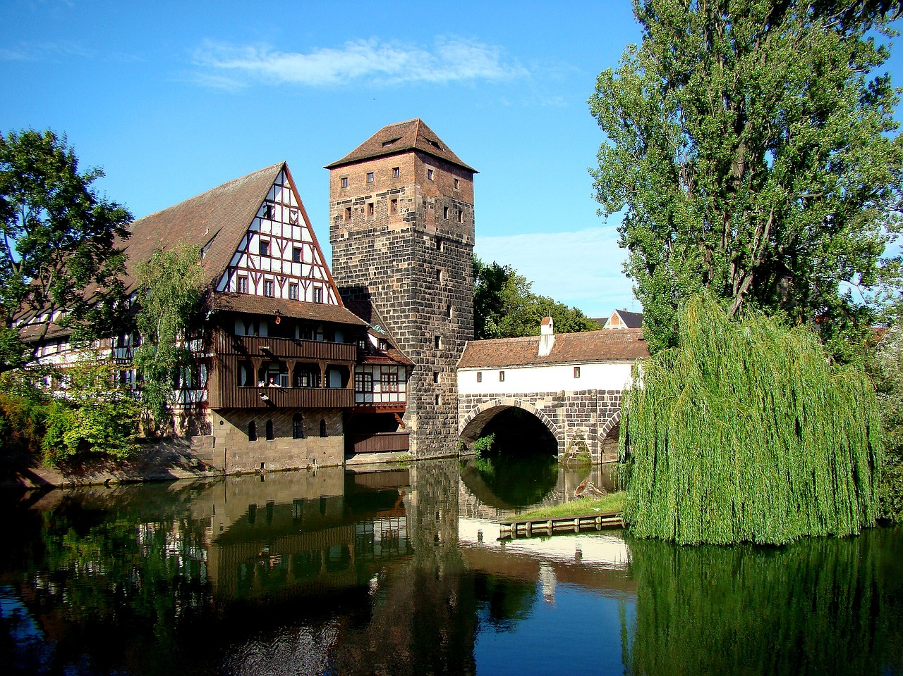 Mittelalterliches Wohnhaus mit Turm und Brücke am Wasser in Nürnberg