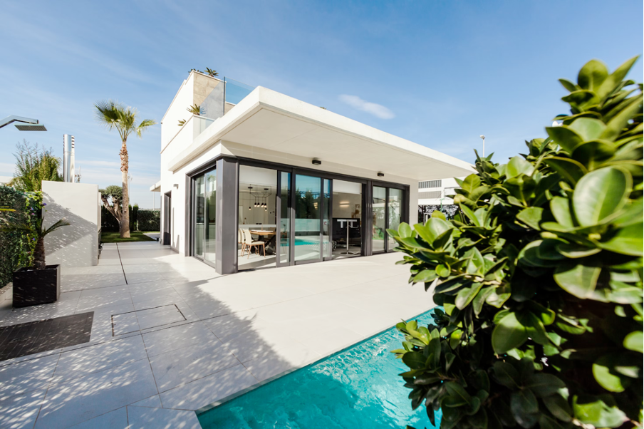 Weiße Villa mit Pool in tropischer Region