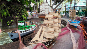Se inauguró este viernes la exposición de barcos ‘Mirando al mar’ en la fuente de la plaza del Charco