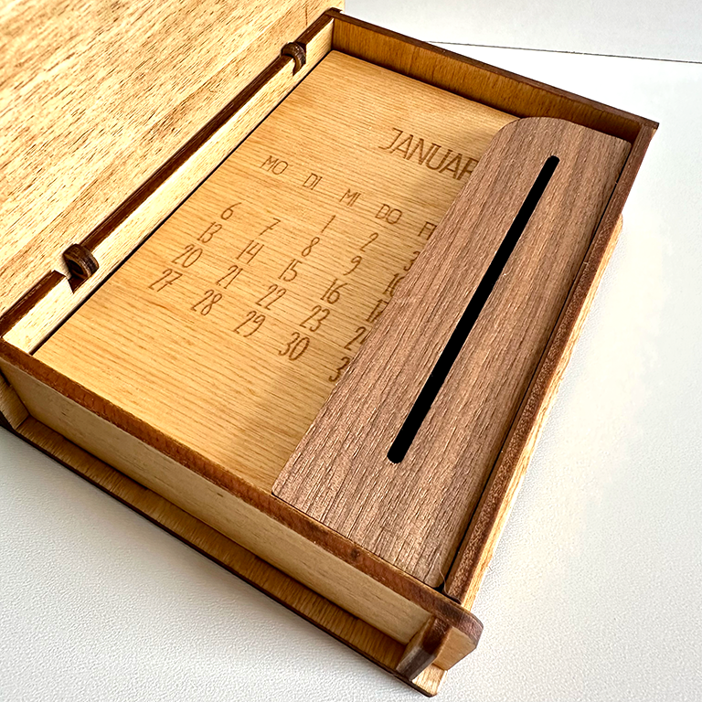 Miniaturbild: Tischkalender 2025, Monatskarten und Aufsteller in Holzbox