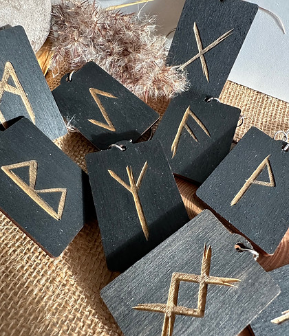 Anhänger Holz schwarz lasergravier mit Runen