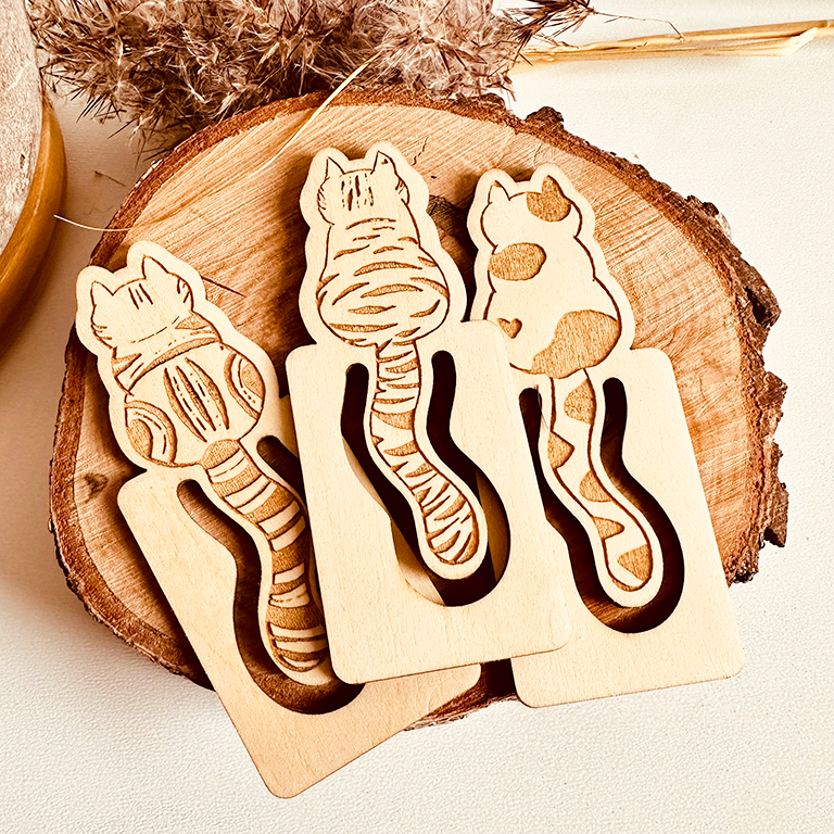 3 Lesezeichen mit Clip aus Holz, jeweils mit anderen Katzenmotiv, Lasergravur, Draufsicht