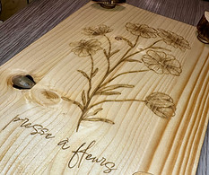 Blumenpresse aus Holz mit Lasergravur