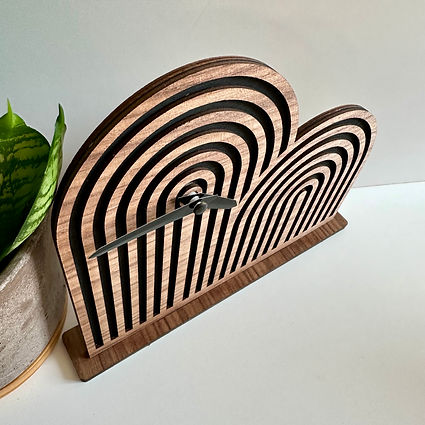 Tischuhr in Boho-Design Regenbogenform aus Wallnuss
