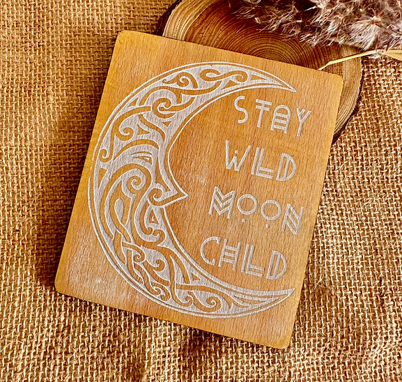 Holzplatte mit Halbmond und keltischen Muster mit spruch tay wild moonchild