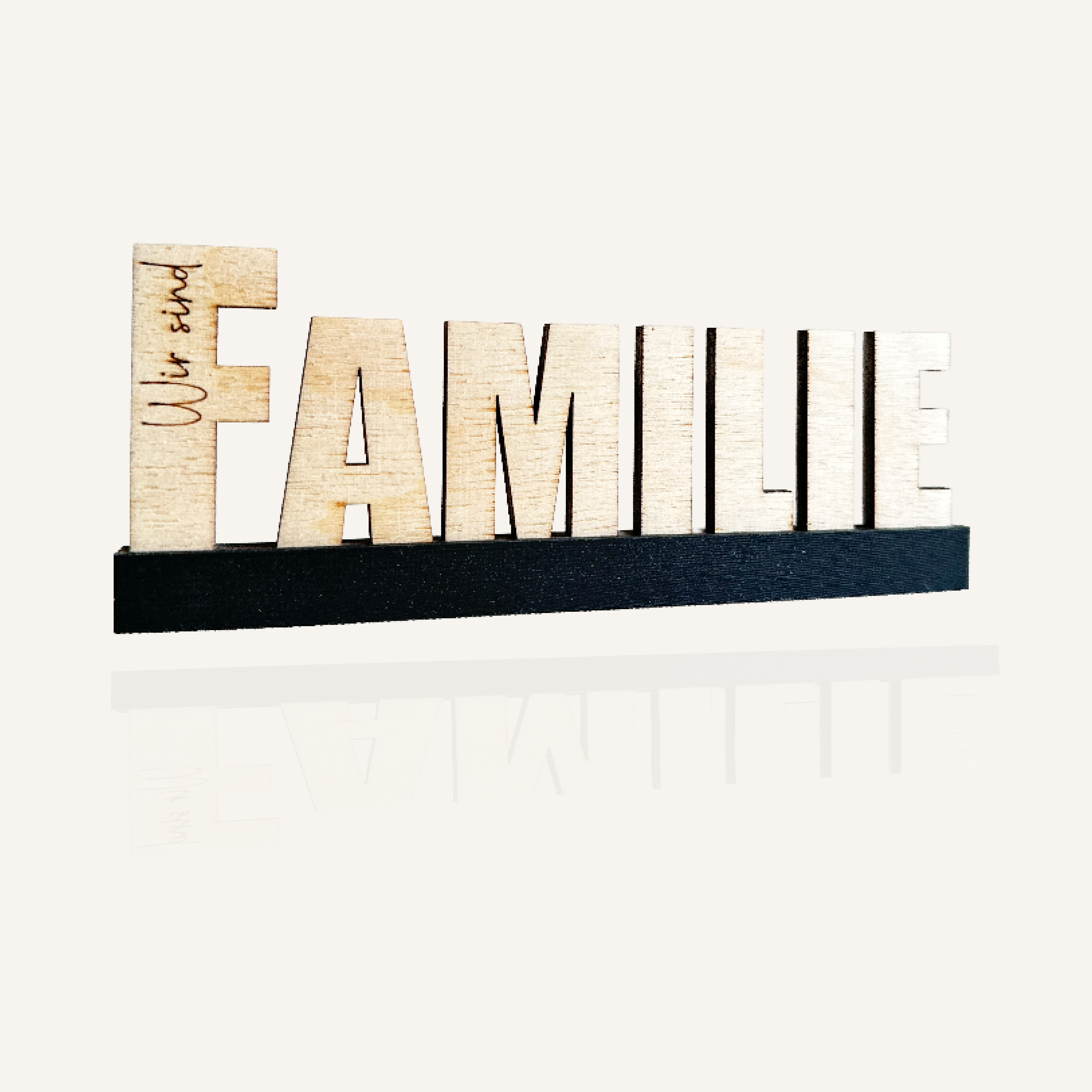 Lasercut Schriftzug Familie mit edler Spiegelung auf weißem Hintergrund
