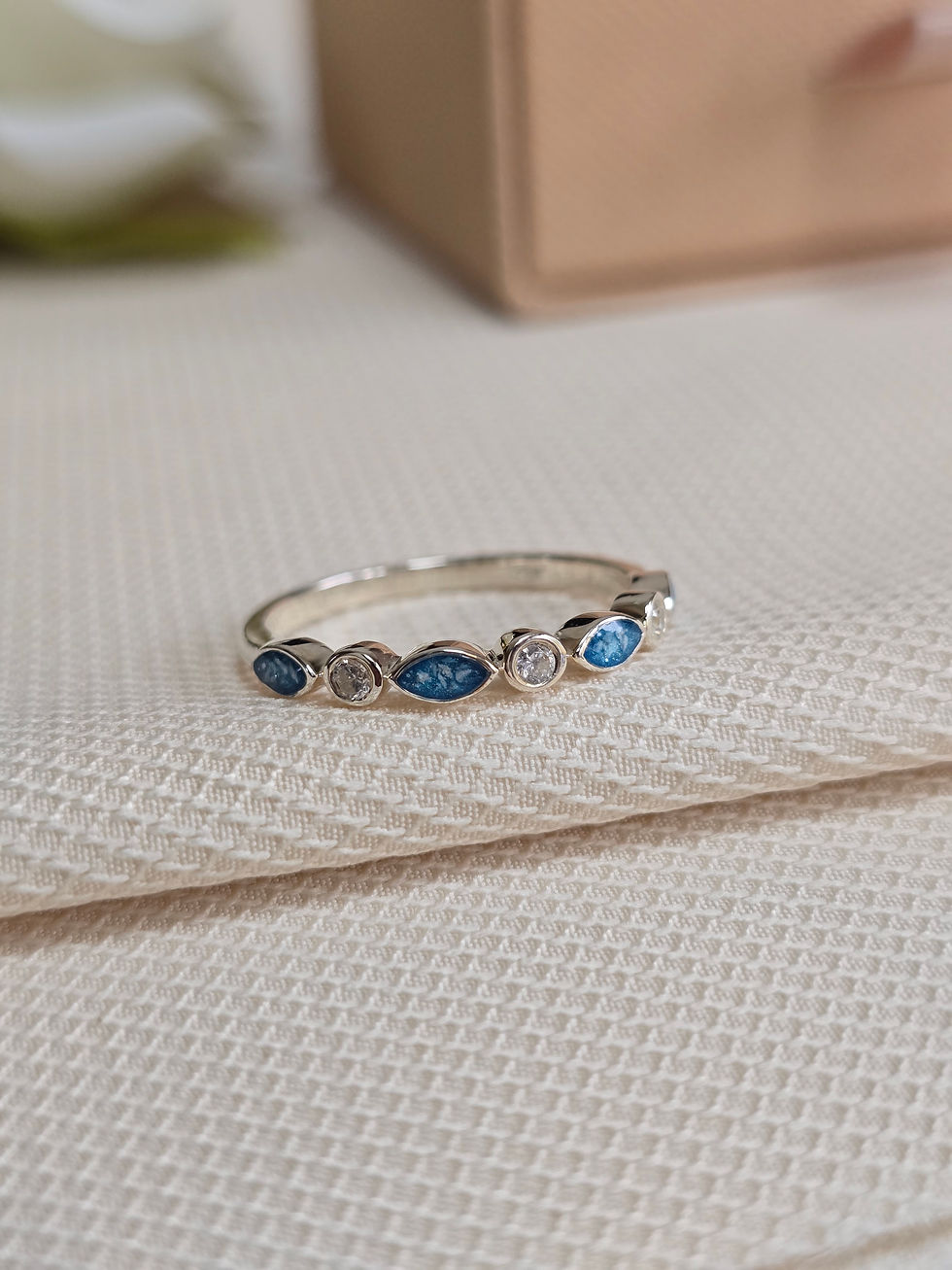 Thumbnail: Eterno Amore Half Band