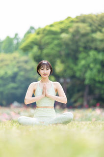 芝生の上で祈る女性