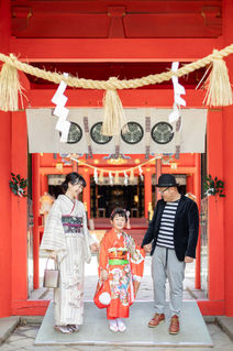 七五三の着物を着た女の子と笑顔の夫婦