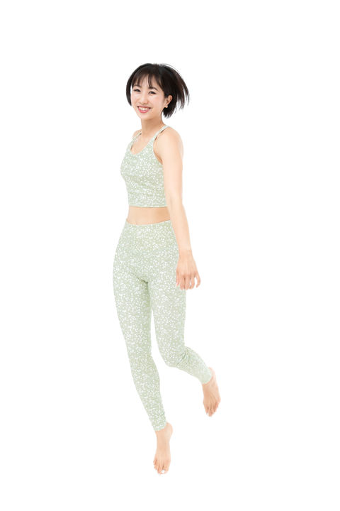 ジャンプする女性