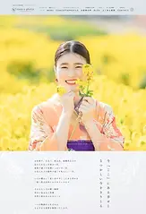 菜の花畑で着物を着た女性
