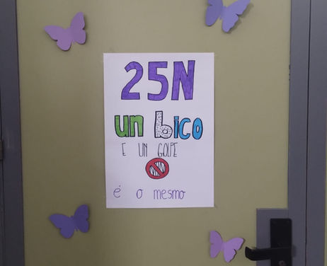 Imagen de uno de los carteles en las puertas con mariposas