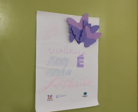 Imagen de uno de los carteles en las puertas con mariposas