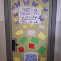 Imagen de una de las puertas decoradas con motivo del 25N
