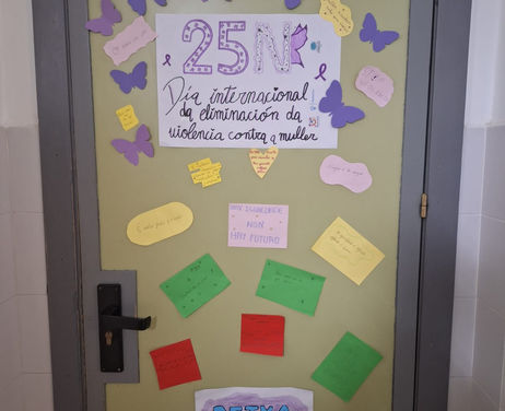 Imagen de dos de los carteles en las puertas con mariposasy carteles pequeños