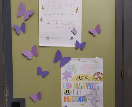 Imagen de dos de los carteles en las puertas con mariposas