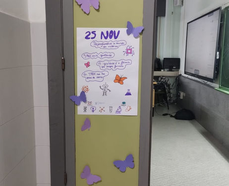 Imagen de uno de los carteles en las puertas con mariposas