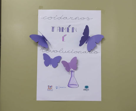 Imagen de uno de los carteles en las puertas con mariposas