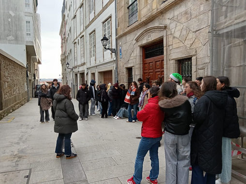 Imagen de los alumnos escuchando una explicación de la profesora