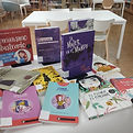 Libros temáticos do 8 de marzo nunha biblioteca
