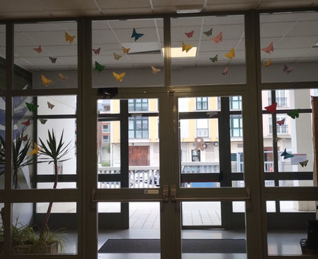 Imagen de la entrada decorada del centro