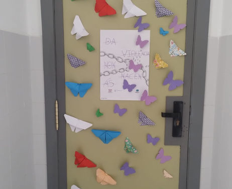 Imagen de uno de los carteles en las puertas con mariposas