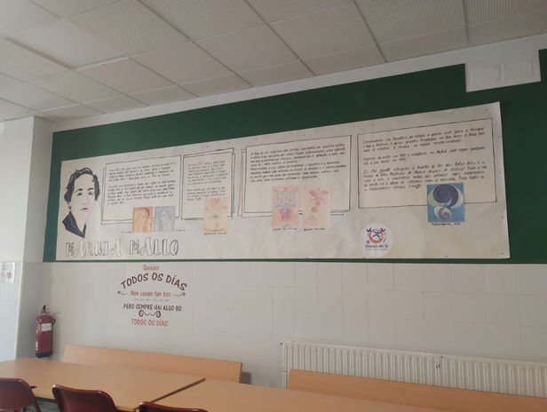 Panel na parede con retrato de Maruja Mallo e texto.