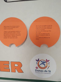 Círculos laranxas e adhesivo Donas de Sí con logo