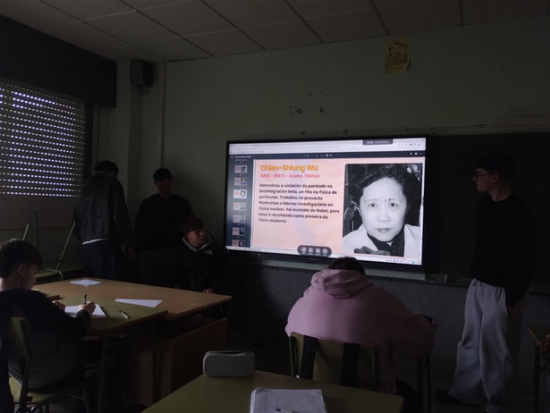 Un grupo de alumnos dando una presentación a una clase sobre los temas de la página.