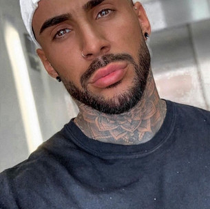 alt="Natürlich pigmentierte Augenbrauen bei einem männlichen Kunden – Permanent Make-up Henry Rituals"