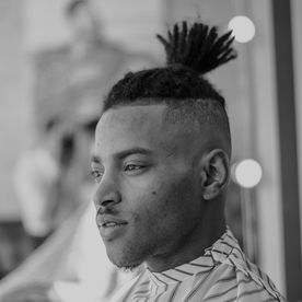 <img src="herren-fade-langhaar-basel.jpg" alt="Herrenhaarschnitt mit Fade und langem Deckhaar in Basel bei Henry Rituals">
