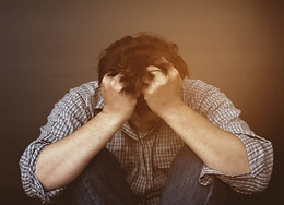 homem-triste-segurando-a-cabeca-com-a-mao_1150-6345_edited.jpg