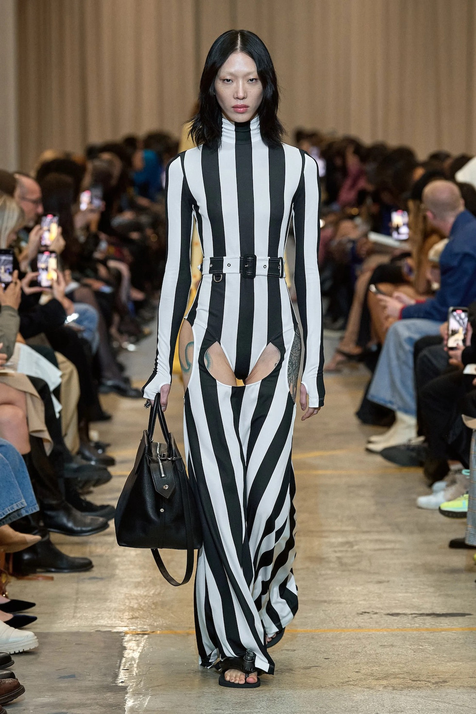 00032-burberry-spring-2023-ready-to-wear-credit-brand.jpg.jpeg