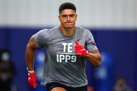 Washington Signs Tight End Sammis Reyes
