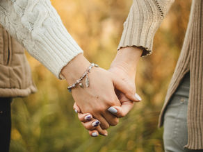 אמא ובת מחזיקים ידיים