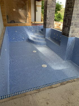 Bespoke swimming pool liner installation