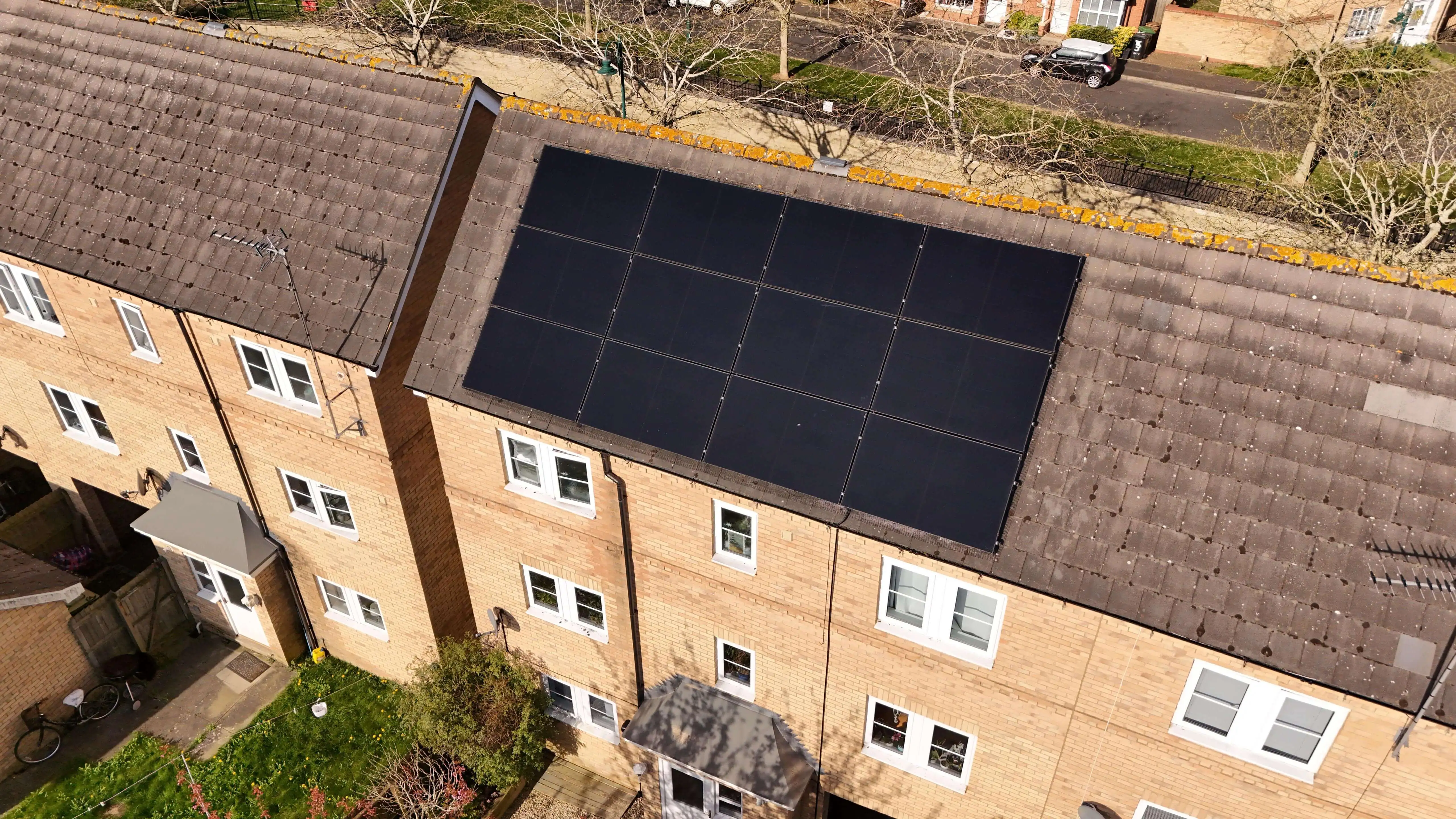 AIKO solar panel installer